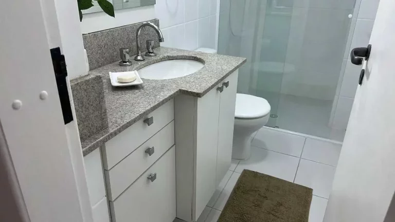 Imagem Apartamento mobiliado com 2 dormitórios sendo 1 suíte com sacada e 1 vaga de garagem