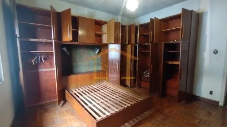 Imagem Casa antiga 2 dormitórios, 1 banheiro, 
1 vaga de garagem e cômodos amplos. Imóvel precisa de ref...