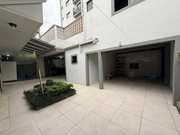 Imagem Casa com 305m² de área construída a apenas 170 metros do mar, mobiliada, 4 quartos (1 suíte) e 4 vagas no Centro de Navegantes no litoral Norte, Adriano Carpes Imóveis vende!