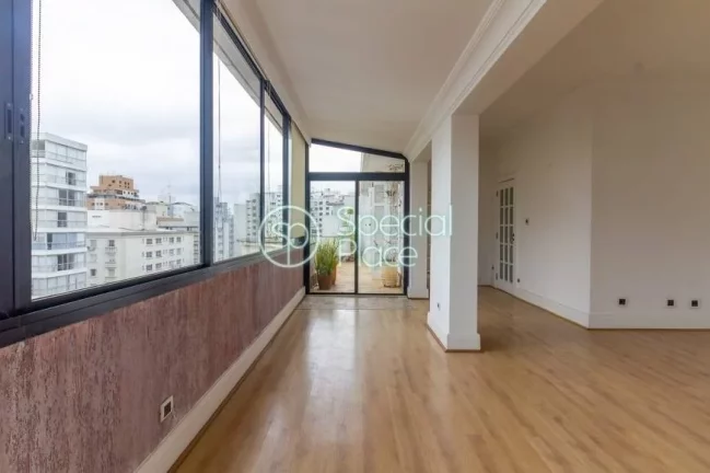 Imagem Linda Penthouse no miolo do bairro. São 231m² de área privativa, 3 dormitórios ( 1 suíte) e 2 v...