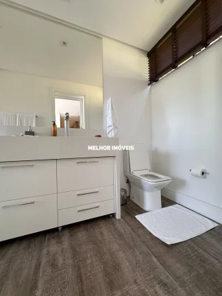 Imagem Casa finamente mobiliada á venda com 4 suítes, 4 vagas de garagem em condomínio fechado na Barra em Balneário Camboriú.
