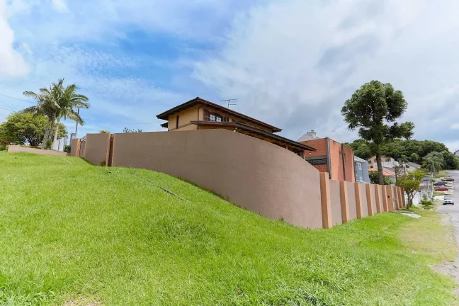 Imagem Residência com 4 Dormitórios sendo 1 Suíte, 4 Vagas de Garagem e Galpão Comercial.