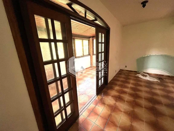 Imagem CASA À VENDA COM TERRENO DE 1500 M², POÇO ARTESIANO, 4 DORMS (2 SUITES), 3 SALAS, SENDO 1 COM LAREIRA, COZINHA COM ARMÁRIOS E DISPENSA, MAIRIPORÃ, SP.