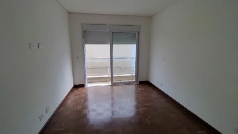 Imagem Casa Alphaville - 470 M², 4 Dorms, 4 Suítes, 2 Salas, 6 Vagas, Aquecimento Solar, Piscina, Terraço, Despensa, Área Gourmet, Depósito, Escritório.