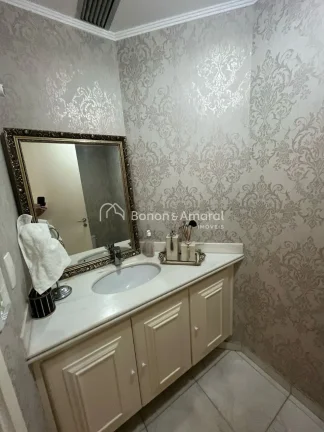 Imagem Apartamento com living para dois ambientes com lareira, ampla varanda e quintal privativo, sala de j...