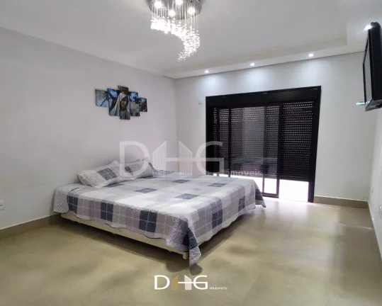 Imagem Casa de alto padrão térrea com 03 suítes, com ar condicionado, suíte master conta com closet, banheiro já com duas cubas e dois chuveiros;