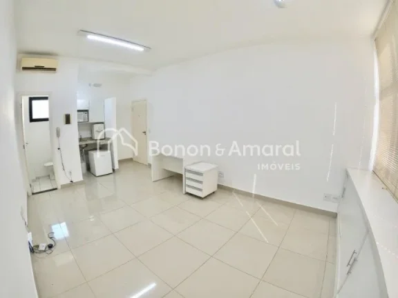 Sala comercial, com armários embutidos, frigobar, ar condicionado, microondas, banheiro e 1 vaga na...