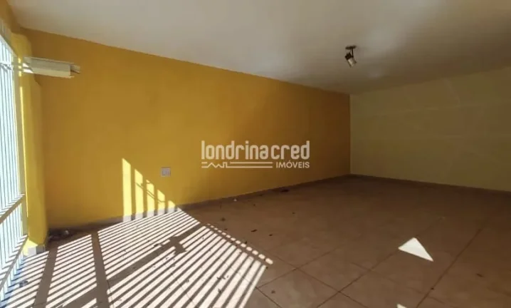 Imagem Linda casa no Jardim Lindóia com 112m², 2 quartos (1 suíte), sala em 2 ambientes, churrasqueira, garagem e ampla área gramada nos fundos