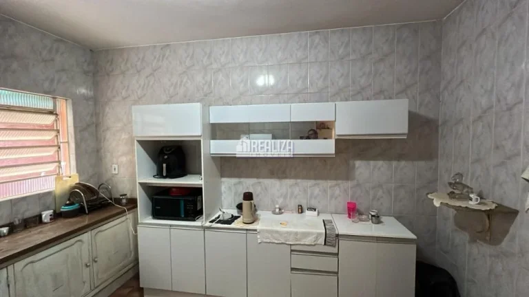 Imagem Casa ampla de 2 andares, próxima à Avenida Guilherme Ferreira, com 3 quartos incluindo 1 suíte