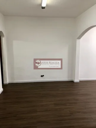 Imagem Aluno casa COMERCIAL no metrô Jabaquara. São 6 salas, Varanda, Copa, Lavandaria e 2 Banheiros, imóvel totalmente reformado com telhado novo, instalação elétrica nova, está impecável. Sua locação é ideal para clínicas médicas, escritórios de advocacia, cor