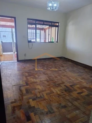 Imagem Casa antiga 2 dormitórios, 1 banheiro, 
1 vaga de garagem e cômodos amplos. Imóvel precisa de ref...