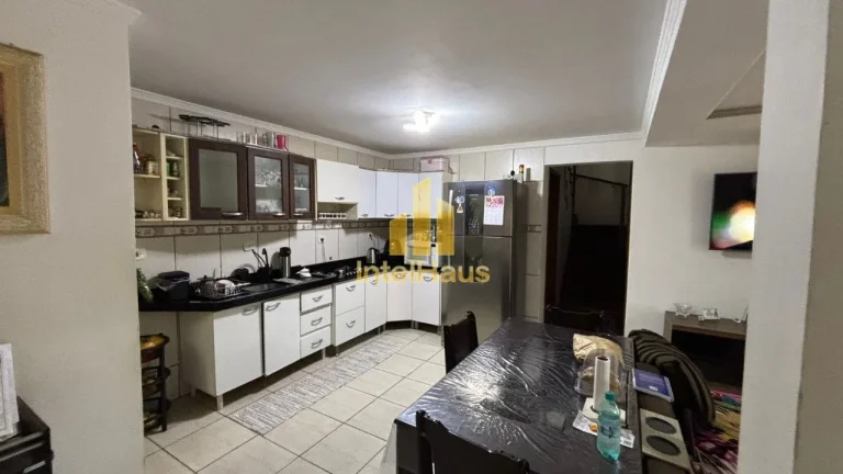 Excelente oportunidade para quem busca espaço ou potencial de renda com locação. Localizado na Ru...