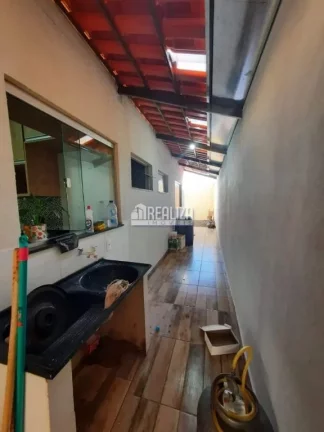 Imagem Casa de 3 quartos com suíte e móveis planejados nos banheiros e cozinha o Jardim Espanha