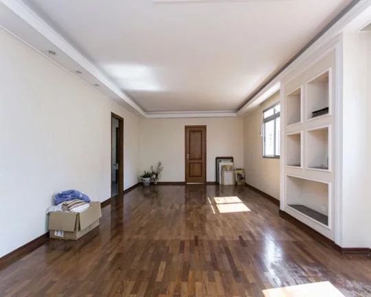 Imagem Apartamento amplo com piso de tacos, living para 02 ambientes, lavabo, 04 dormitórios sendo 01 suí...