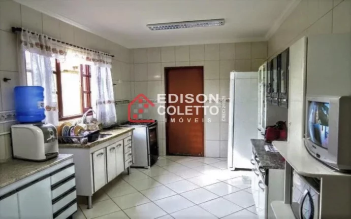 Imagem Casa de frente para área verde, Parque Santa Cecília com 3 dormitórios.