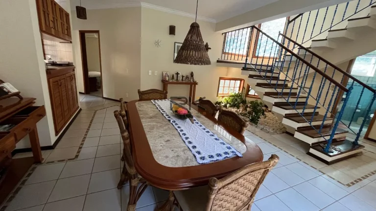 Imagem CASA EM CONDOMÍNIO COM 6 SUÍTES,SALA DE ESTAR E JANTAR,SALA DE TV,30 METROS DA ORLA,3 VAGAS DE GARAGEM