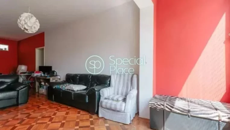 Imagem Apto com pé direito alto e living rico em iluminação natural. Perfeito para reformar e deixar os ...