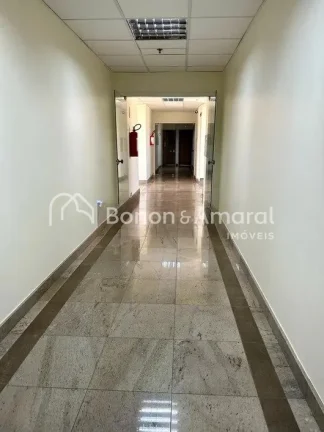 Imagem Com 50,00 m2 de área, esta sala conta com 2 banheiros, copa, ar condicionado proporcionando todo o ...