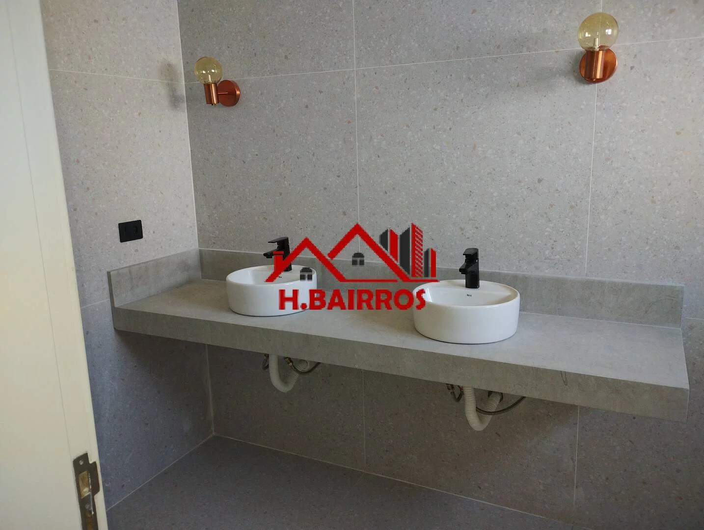 Imagem Casa com 4 Dormitórios à VENDA - Condomínio Colinas Paratehy Norte