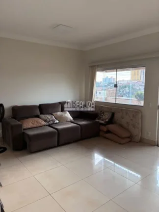 Imagem Sobrado de Alto Padrão à Venda com 4 Suítes, Closet e Área Gourmet no bairro Santa Maria - Uberaba/MG
