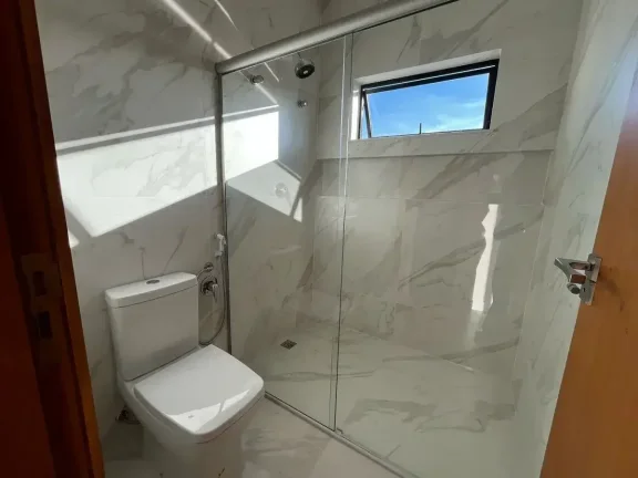 Imagem Casa Nova de Alto Padrão à Venda em Condomínio Tranquilo