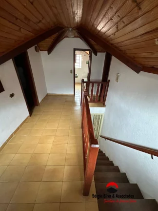 Imagem Casa a Venda no Bairro Jardim Califórnia em Campos do Jordão - SP.