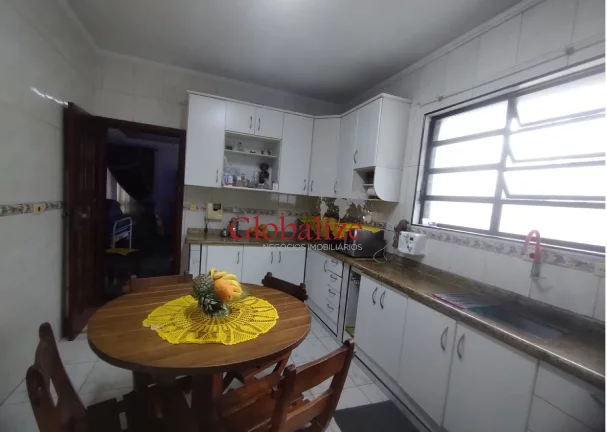 Imagem Belíssimo sobrado em Santos no bairro do Embaré com 4 dormitórios, duas suítes, duas vagas e quintal com churrasqueira à venda por R$ 1.490.000,00