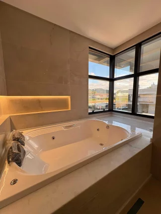 Imagem Casa em condomínio com 4 suítes e 4 vagas de garagem em Camboriú/SC