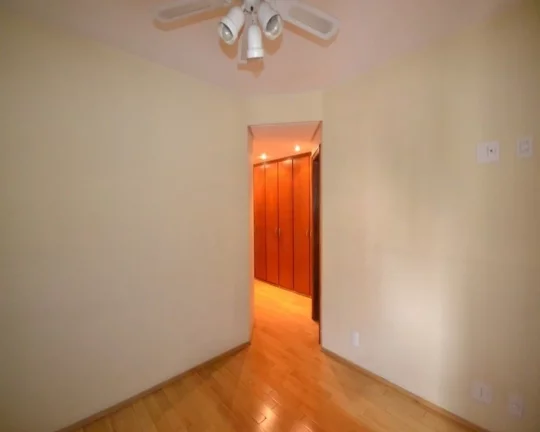 Imagem Apartamento com piso de madeira e armários! Amplo living para 2 ambientes, terraço, lavabo, 4 dorm...