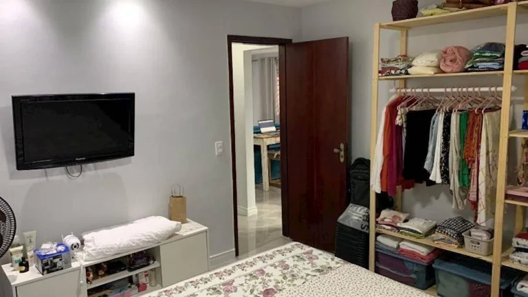 Imagem  CASA 2 QUARTOS C/ 91,35M² - SÃO PEDRO DA ALDEIA/RJ - 360 m² de área terreno, 91,35 m² de área construída LEILÃO ÚNICO 12/01/2026 - VALOR INICIAL DE VENDA: R$ 255.000,00 Composição Interna/Vaga: Dormitórios: 2, Banheiros: 1, Salas: 1, Copas: 1, Var