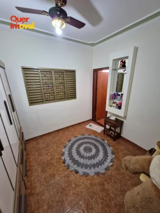Imagem Imperdível: Casa à venda em Ribeirão Preto-SP, bairro Alto do Ipiranga. 3 quartos, 2 suítes, 3 salas, 4 banheiros, 3 vagas de garagem. 267,06 m².