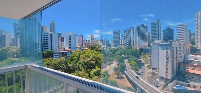 Imagem Um por andar, hall privativo e varanda com fechamento de vidro. Andar alto, vista livre para mar e