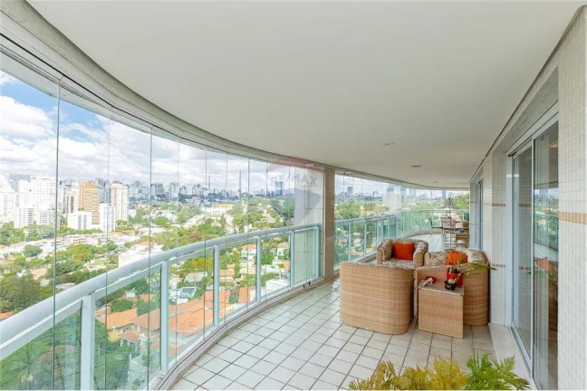 Imagem Cobertura Duplex Exclusiva, 847 m² de área útil, no charmoso bairro do Pacaembu
