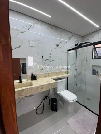 Imagem Linda casa totalmente reformada, localizada na parte alta do bairro, em região tranquila e de excel...