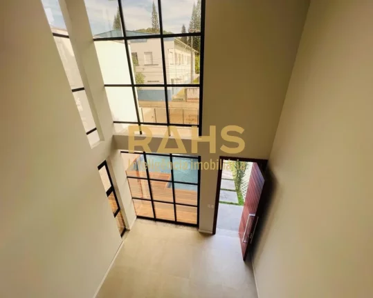 Imagem Casa com arquitetura moderna no Bairro América. Área construída de 204m² Possui 3 suítes amplas...