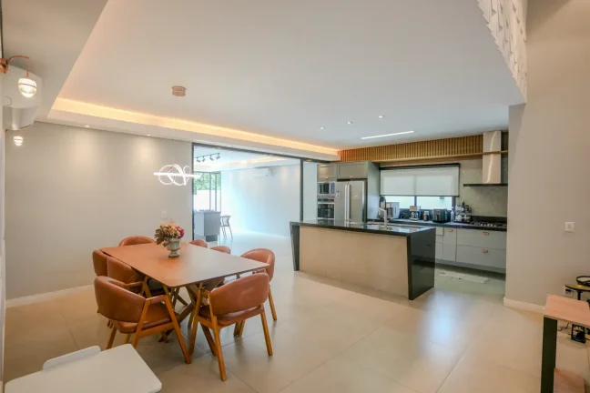 Imagem Casa à venda alto padrão - Área útil 250 m2 com 3 dormitórios sendo 3 suítes - 5 vagas - Condomínio