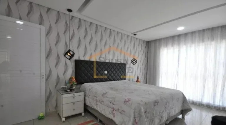 Imagem Sobrado com 250 m². O imóvel possui 3 dormitórios, sendo 3 suítes, totalizando 5 banheiros, alé...