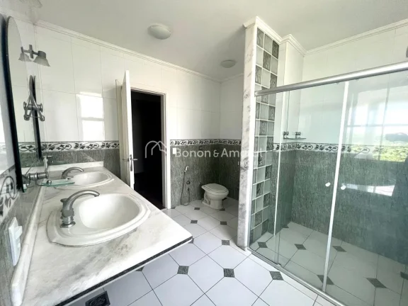 Imagem Linda casa de alto padrão, recém reformada! A residência possui living para vários ambientes, sa...