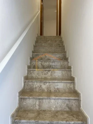 Imagem Sobrado em condomínio fechado, 2 dormitórios, sendo 2 suítes, com armários, camas e colchões, e...
