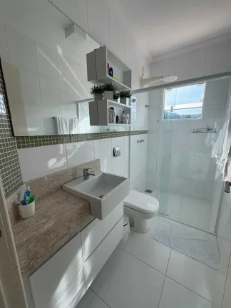 Imagem Casa ampla com 3 dormitórios e 2 vagas de garagem em Jaraguá do Sul/SC