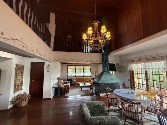 Imagem Linda Casa a Venda com 6 suítes e um chalé em Campos do Jordão SP