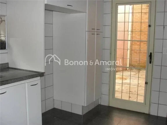 Imagem Linda casa à venda em condomínio fechado na região nobre de Sousas, a casa compõe:
4 quartos tod...