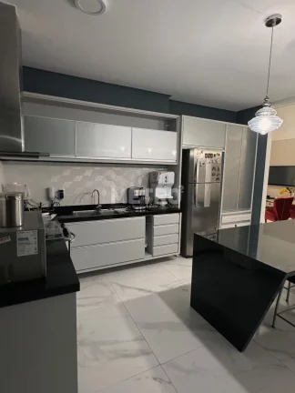 Imagem Casa no Alphaville, 3 quartos, sendo um suíte com closet, cozinha Integrada