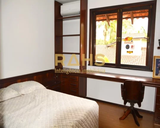 Imagem Linda Residência, no Condomínio Parc de France, Bairro Saguaçu. Arquitetura diferenciada, realiza...