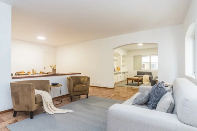 Imagem Apartamento Reformado 130M², 2Q, 1 Suíte, 2 Salas, 2 Banheiros, 1 Vaga, Portaria 24h.