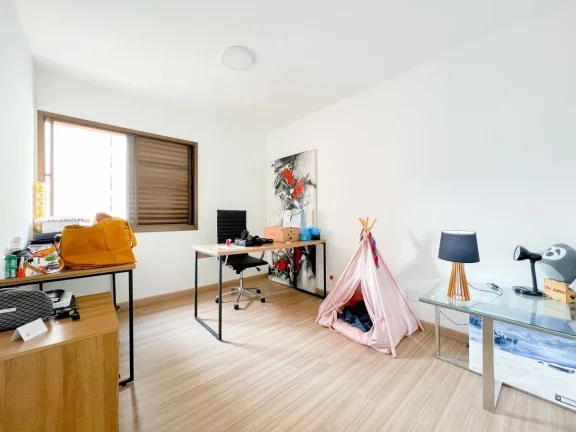Imagem Apartamento 155M², 4Q, 1 Suíte, 3 Banheiros, 3 Vagas, Sacada, Lavabo, Academia, Piscina, Churrasqueira, Sauna, Quadra, Playground, Depósito, Despensa.