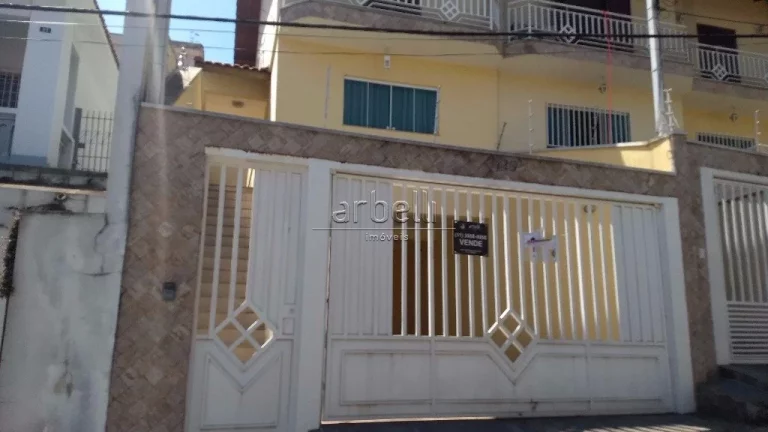 Sobrado com 200 metros quadrados aproximadamente, com três dormitórios, dois banheiros com aqueced...