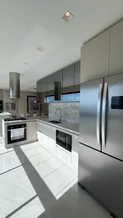Imagem Apartamento finamente mobiliado com 4 suítes e 3 vagas de garagem em Meia Praia - Itapema/SC