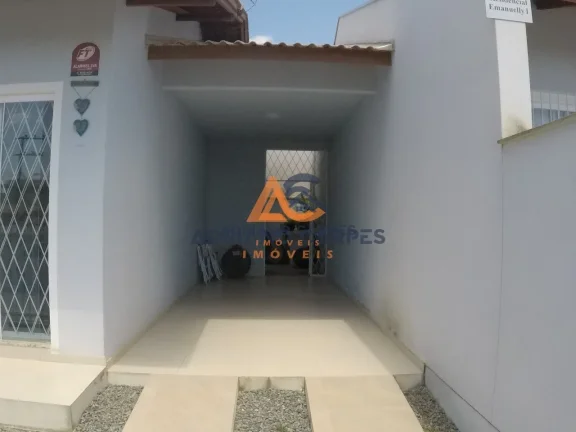 Imagem Casa de esquina com 2 dormitórios, sendo 1 suíte, em Balneário Piçarras Adriano Carpes Imóveis vende