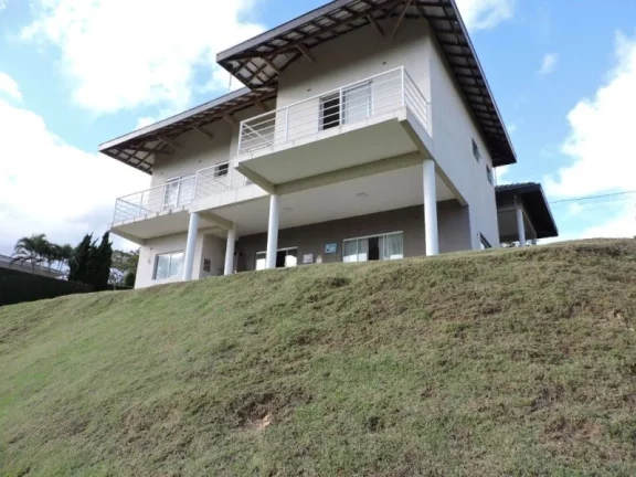 Imagem CASA COM 3 SUÍTES EM LOTE DE 1.600M, COM VISTA PERMANENTE.. PACOTE DE LOCAÇÃO + R$ 7.000,00